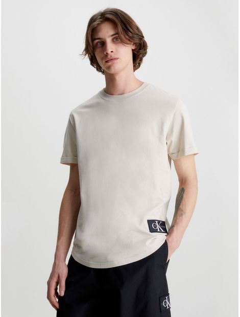 Camiseta-de-algodon-organico-con-insignia