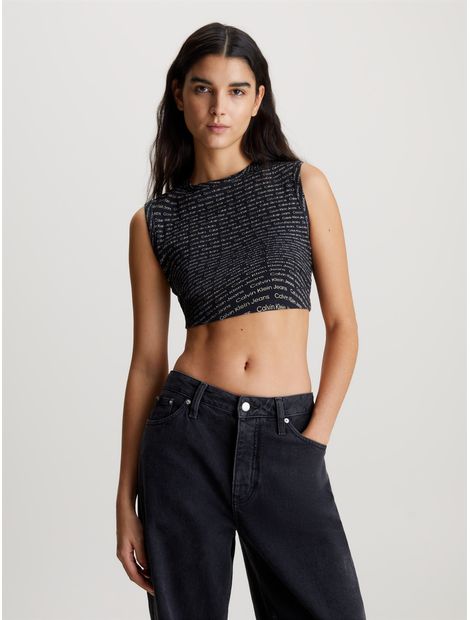 Camiseta-top-cropped-con-estampado-en-toda-la-prenda