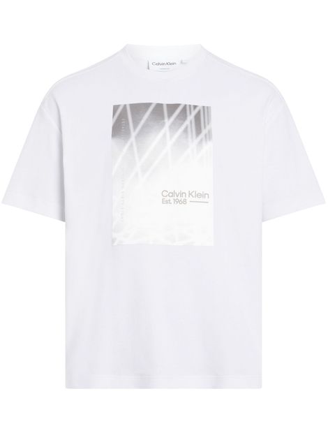 Camiseta-con-grafico-linear