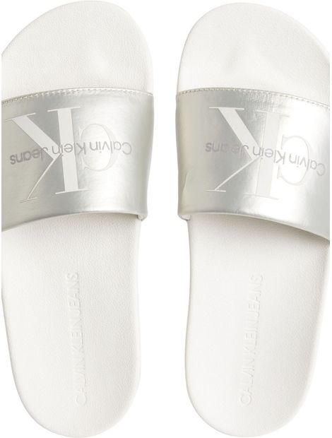 Chancletas-perladas-con-logo-de-materiales-reciclados