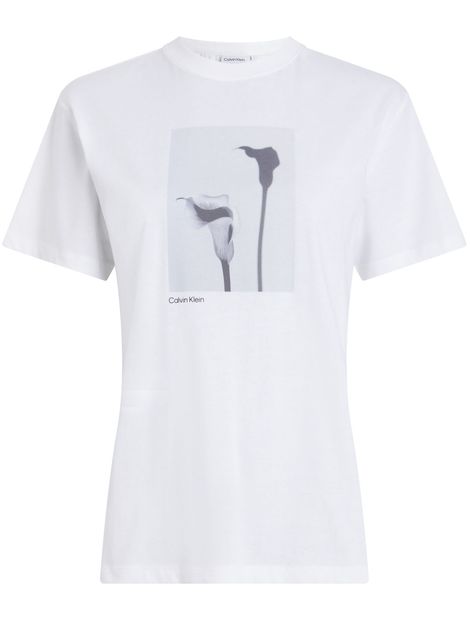 Camiseta-regular-con-flores-en-blanco-y-negro
