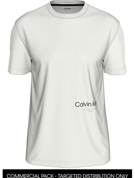 Camiseta-con-logo-desplazado