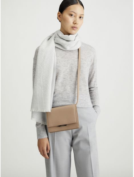 Bolso-cruzado-con-solapa-y-cierre-de-broche