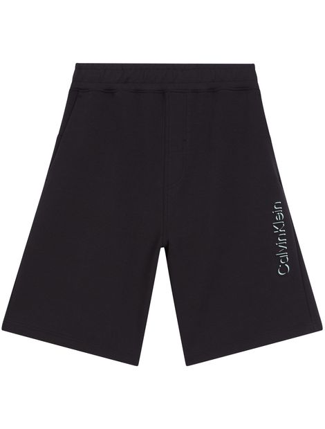 Short-con-logotipo-en-relieve