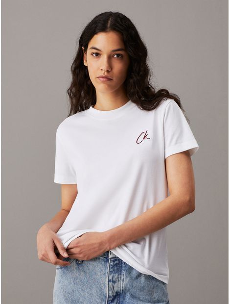 Camiseta-con-logo-bordado