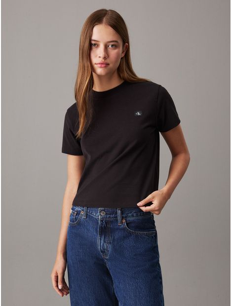 Camiseta-con-monograma-e-insignia