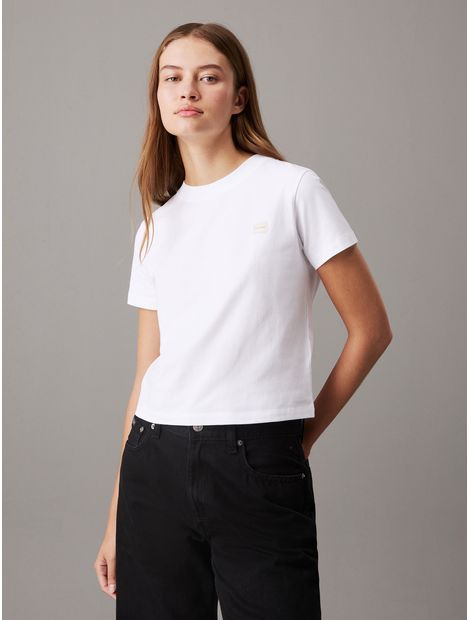 Camiseta-con-monograma-e-insignia