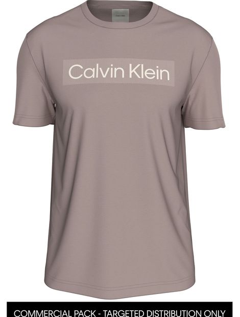 Camiseta-con-logo-en-caja