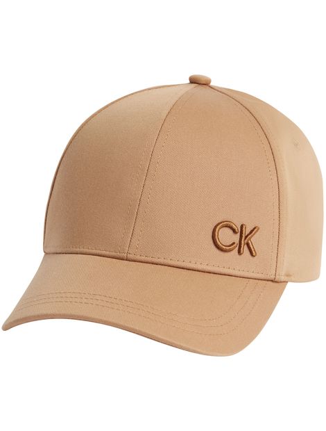 Gorra-con-monograma-bordado