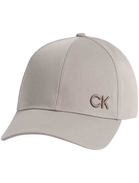 Gorra-con-monograma-bordado