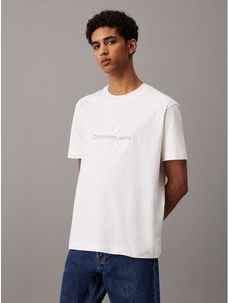 Camiseta--de-chenille-con-monograma