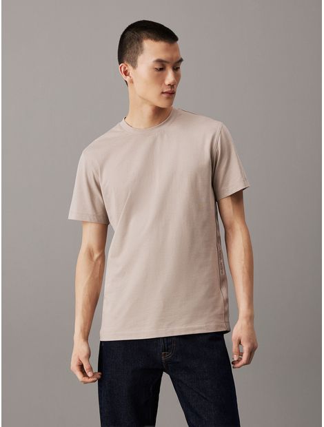 Camiseta-con-logo-en-la-cinta