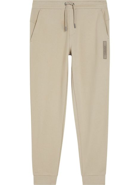 Jogger-con-logo-de-parche-bordado