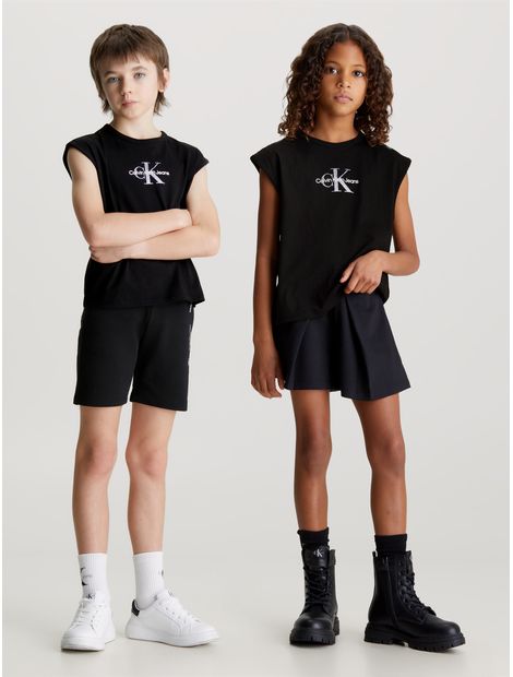 Camiseta-de-tirantes-infantil-con-logo-metalico