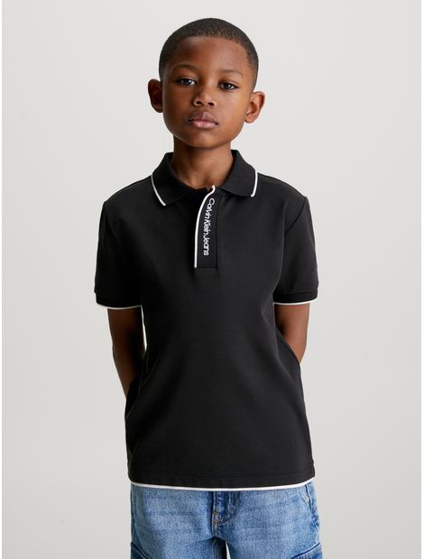 Polo-con-logo-en-el-cuello-para-niño